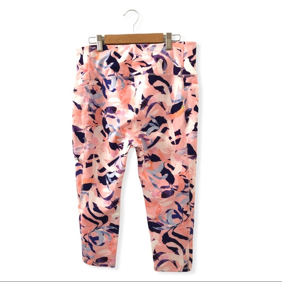 ππ½ββοΈbebe sport | Pink Floral Print Athletic Pocket Capri Pants - Picture 14 of 15